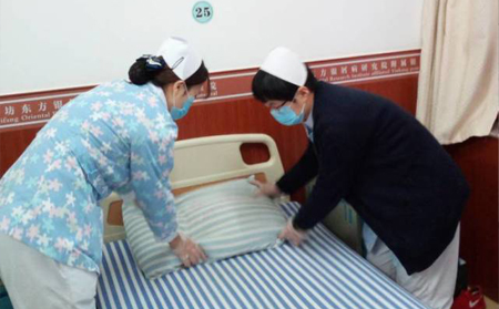 護士為銀屑病患者整理干凈的床鋪