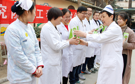 為獲勝隊(duì)伍頒發(fā)獎(jiǎng)品