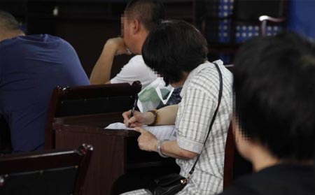 (每一位患者都全神貫注，生怕錯過一點李院長講述的知識)