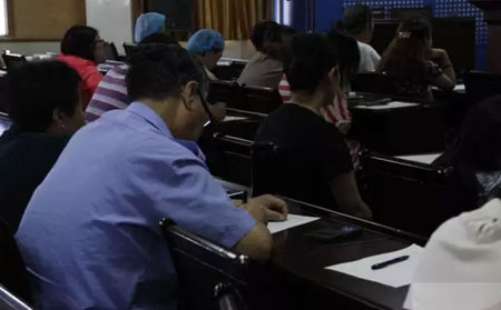 患者大叔認真聽講座并做記錄