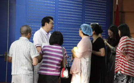 講座結束后李院長為患者答疑解惑