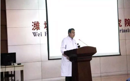 李華杰院長與銀屑病患者分享銀屑病防治知識,與患者共同戰勝銀屑病