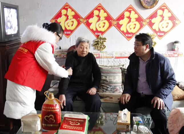 濰坊銀屑病醫(yī)院攜大虞社區(qū)慰問殘障老人