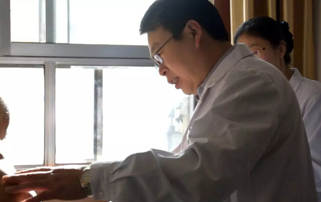 李華杰院長給患者辯證治療