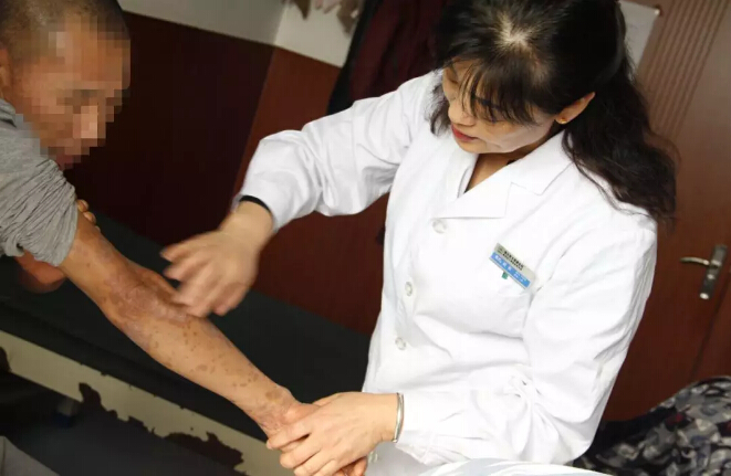 趙紅主任給患者看病