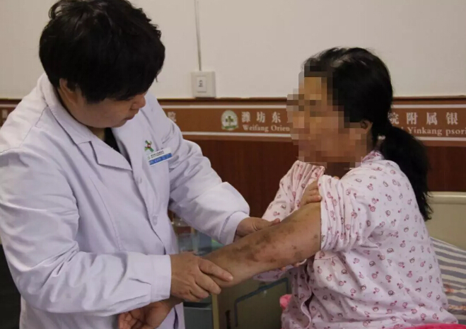 孟晨星醫生給病人治病