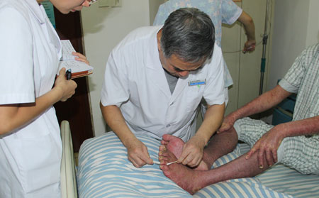 濰坊東方銀屑病研究院醫生查房