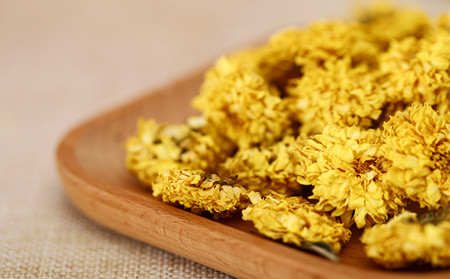 秋季飲菊花茶 濰坊銀屑病醫(yī)院：菊花顏色泛黃為益