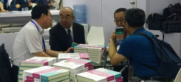 濰坊東方銀屑病研究院李華杰院長討論