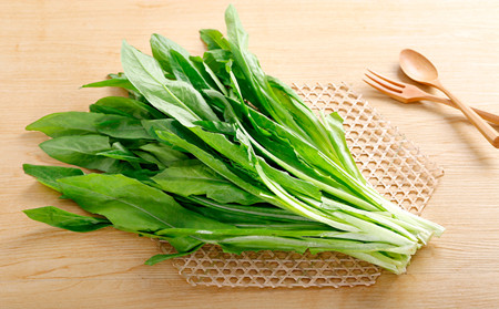 　　銀屑病是一種高發皮膚病，可發生在不同年齡段的人群中，其中兒童是銀屑病的高發人群之一。當孩子患上銀屑病時，家長可以讓孩子多吃苦瓜、黃瓜、白蘿卜、油菜，達到清熱解毒、殺菌的功效，提高疾病控制率。  　　濰坊銀屑病研究所表示，兒童是銀屑病的高發人群，如果他們的孩子患有銀屑病，他們的皮膚健康將會受到極大的損害。因此，家長發現孩子患有銀屑病后，一定要及時送到醫院就醫。同時，要做好孩子日常飲食的護理工作。為了讓孩子早日康復，家長應該多了解銀屑病患兒的護理工作。  　　兒童銀屑病飲食吃什么蔬菜好  　　銀屑病兒童在日常飲食中應多吃苦瓜，因為苦瓜富含蛋白質、碳水化合物、維生素和多種礦物質，而苦瓜屬于清涼食品，適當食用后能起到清熱解毒的效果，對銀屑病的治療有很大幫助。  　　銀屑病患兒在日常飲食中也可以多吃黃瓜，這是因為黃瓜不僅含有多種維生素，而且含糖量很高，經常吃黃瓜可以起到清熱解毒、殺菌的作用，非常適合銀屑病患兒食用。  　　白蘿卜富含碳水化合物和多種微量元素，適量食用可起到清熱解毒、消化殺菌的作用，對銀屑病皮損的恢復大有裨益。  　　得了銀屑病吃什么蔬菜有益  　　菜籽富含蛋白質、脂肪和微量元素，具有清熱解毒、活血化腫的功效。銀屑病患兒經常食用，不僅能有效促進皮損恢復，還能促進消化，改善過敏性體質，對預防銀屑病復發非常有益。  　　胡蘿卜是一種含有大量胡蘿卜素的蔬菜，可以幫助補充患者的維生素A缺乏癥，因此這些都是銀屑病患者的補充劑。  　　銀屑病患者通常應該補充一些維生素，因為維生素有利于銀屑病皮損上皮細胞的正常發育，對改善病情也有重要作用。補充富含維生素C的食物可以提高銀屑病皮損中環磷酸腺苷的水平，從而抑制表皮細胞的增殖，取得滿意的效果。對于銀屑病的兒童來說，吃富含B族維生素的食物更重要。一些父母可以給他們的孩子更多的水果，這些水果富含維生素。  　　兒童銀屑病患者在飲食上要注意  　　銀屑病患者通常不能吃一些太油膩的食物，不宜吃刺激性、太辛辣的食物，如海鮮、牛羊肉等。銀屑病患者應該多吃水果和蔬菜，以更好地補充維生素。蔬菜對身體也有好處，所以你必須搭配葷素合理搭配。  　　總之，對于患有銀屑病的患者來說，一定要注意的是飲食，需要多吃的是蔬菜，這確實是因為蔬菜對疾病的康復還是有一定的作用的。另外，銀屑病患者這種病，在日常生活中也需要清淡，遠離刺激性食物。