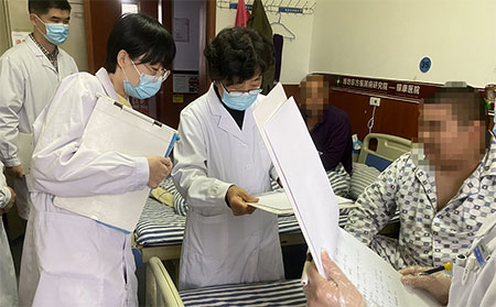 楊秀莉主任與濰坊銀屑病醫院醫生查房