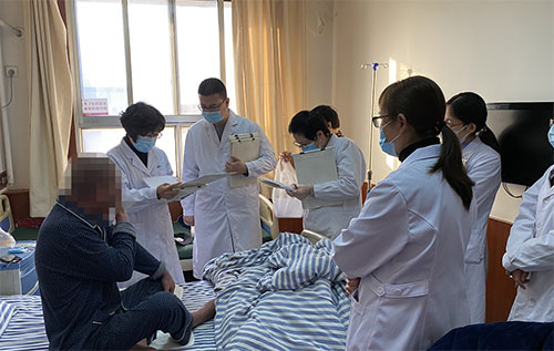 楊秀莉與濰坊東方醫院專家查房