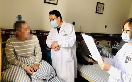 皮膚科李華杰院長大查房告知患者皮膚護理的注意事項