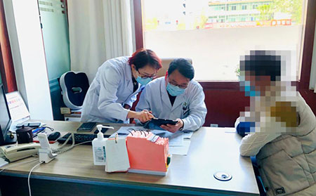 皮膚科李華杰院長和皮膚科張泮紅主任會診，討論為患者系統規范用藥