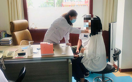 臉上早期癥狀圖片,面部牛皮膚癬早期癥狀圖片