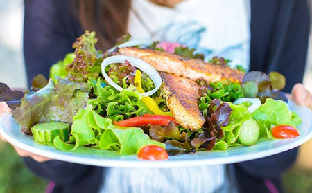 銀皮膚癬飲食食物_鮭魚沙拉