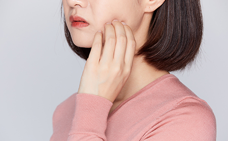 有了銀屑病平時皮膚瘙癢時要注意不抓不撓