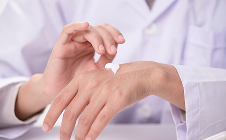 水楊酸是一種角質(zhì)層分離劑，可用于治療牛皮膚癬