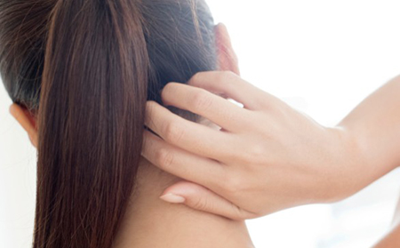 使用頭皮銀屑病洗發(fā)水、藥物和家庭療法緩解瘙癢并控制鱗屑。