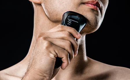 銀皮膚癬剃須的斑塊部位用電動剃須減少刺激