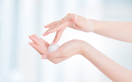 使用冷乳霜或保濕霜緩解銀屑病癬癢癢