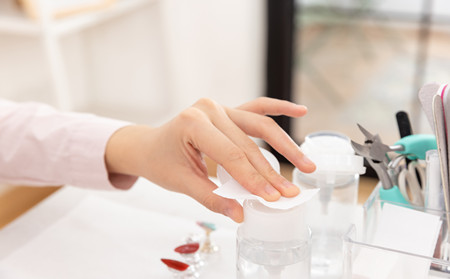 　　指甲型銀屑病在日常生活中越來越常見，更多的銀屑病患者由于治療不及時(shí)，擴(kuò)散到指甲，其次是甲板縱脊、橫槽、渾濁肥大等。提醒所有銀屑病患者警惕本病的發(fā)生，做好本病的預(yù)防工作，如甲病應(yīng)積極就醫(yī)。  　　濰坊東方銀屑病研究院表示，治療指甲型銀屑病有效，可減輕指甲顏色異常、渾濁、肥大等不適癥狀。  　　手指甲銀屑病治療方法  　　很多銀屑病患者的指甲會(huì)有變化，比如表面凹凸不平，很多小坑，甚至指甲和甲肉分離，下面還有一些脫皮，這些都是銀屑病指甲的變化。治療銀屑病的指甲，首先是外用藥物，銀屑病藥物敷在指甲的根部，很多人的指甲都有治療作用。  　　指甲型銀屑病患者應(yīng)保持良好的衛(wèi)生習(xí)慣，雙手不宜接觸嚴(yán)重刺激性物體，并加強(qiáng)指甲護(hù)理。尤其是合理的飲食安排，多吃一些有利于消化的食物，但不宜進(jìn)行油膩或辛辣的嚴(yán)重食物，否則會(huì)加重患者的病情。另外，要多休息，避免熬夜或長(zhǎng)時(shí)間加班。  　　銀屑病手指甲怎么治療  　　銀屑病患者，指甲會(huì)有一定的變化，但是，不同的疾病有不同的癥狀，治療時(shí)一定要注意辨別。一般患有指甲型銀屑病，患者指甲出現(xiàn)頂針狀凹陷現(xiàn)象。  　　對(duì)于尋常型銀屑病的護(hù)理，患者必須經(jīng)常修剪指甲，指甲外傷容易使指甲型銀屑病惡化或發(fā)作，用手工作時(shí)盡量戴手套，清洗指甲和刮指甲時(shí)要輕柔。  　　手指甲銀屑病怎樣治  　　而且這種癥狀覆蓋在指甲表面，有時(shí)指甲表面還會(huì)有粗糙的銀屑。你為什么會(huì)得這種病?可能是因?yàn)榛颊呋加秀y屑病。因此，患者發(fā)現(xiàn)這些癥狀后，必須進(jìn)行適當(dāng)?shù)闹委煛? 　　這種疾病嚴(yán)重?fù)p害了指甲的健康，會(huì)影響指甲的美觀，給患者帶來更多的麻煩。在日常生活中，要警惕指甲型銀屑病的出現(xiàn)，注重疾病的預(yù)防，及早預(yù)防才能降低發(fā)病率，積極配合醫(yī)生的治療工作，按照醫(yī)生合理用藥的建議進(jìn)行治療。  　　銀屑病指甲病變的治療  　　無論如何，一旦患者發(fā)現(xiàn)自己患有指甲型銀屑病，就必須去看專業(yè)醫(yī)生，接受專業(yè)治療。不知道如何治療的患者也可以做適當(dāng)?shù)倪\(yùn)動(dòng)來增強(qiáng)抵抗力。總之，只要堅(jiān)持治療，患者就能治好，患者必須對(duì)自己有信心。