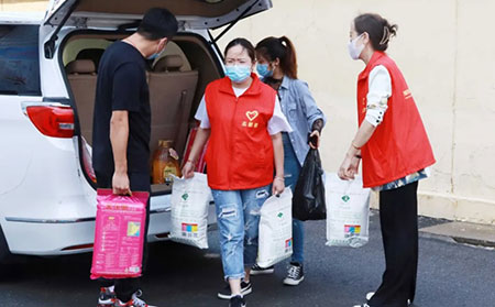 濰坊東方銀屑病研究院攜手大虞社區扶貧助困公益行2